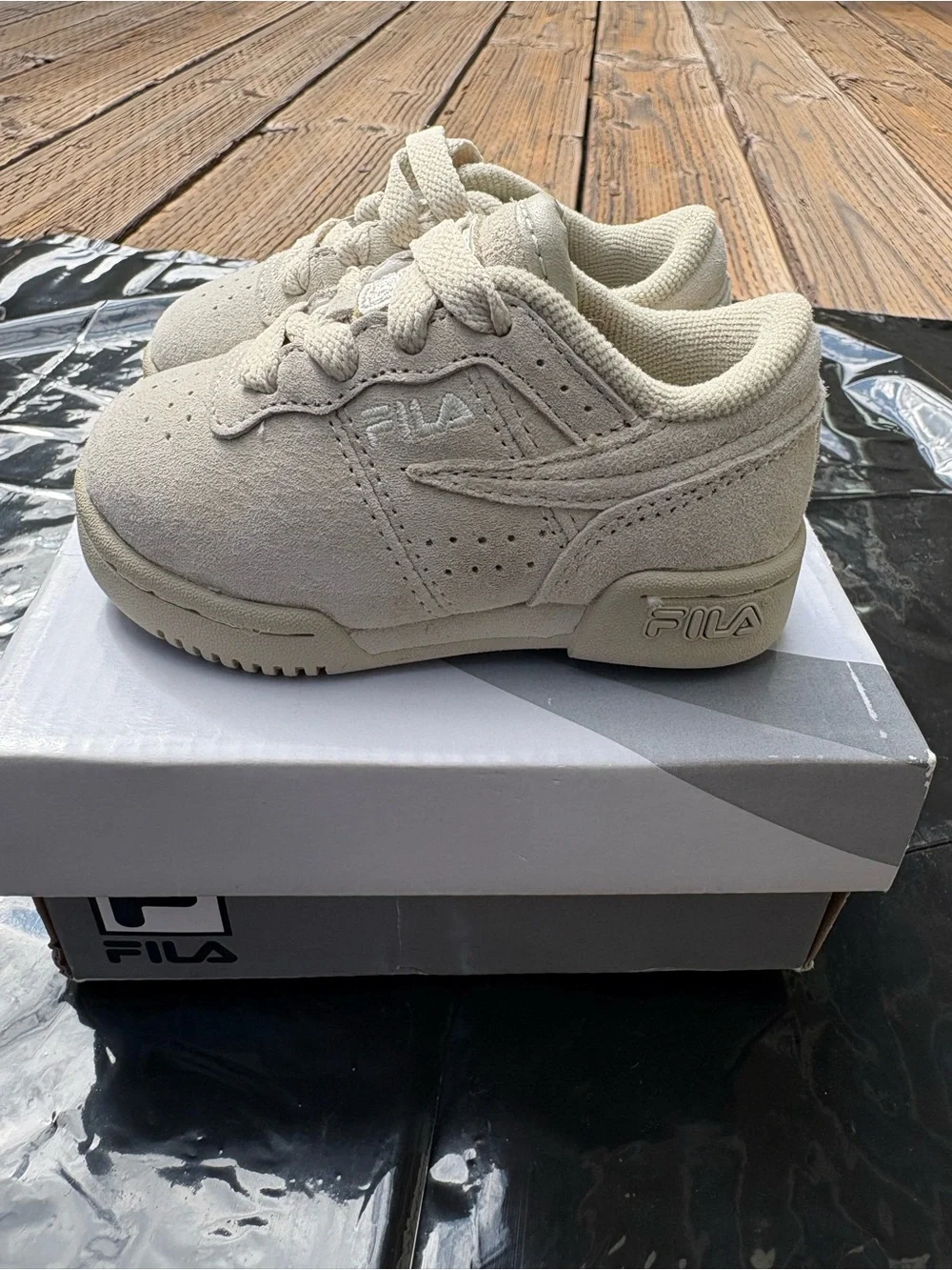 FILA Kids Cream Suede Low-Top Sneakers size 5 toddler